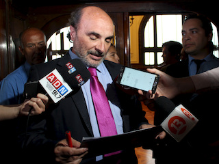 Director de la Dibam, �ngel Cabeza, anunciando los resultados de las votaciones a la ciudadan�a y medios de comunicaci�n