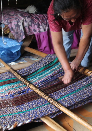 Fotografa: Quelgo, telar horizontal propio de Chilo, el cual se encuentra ampliamente difundido en la Patagonia. Su presencia demuestra la influencia cultural de Chilo en la tradicin textil del sur austral.