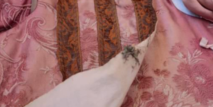 Detalle de suciedad superficial del traje