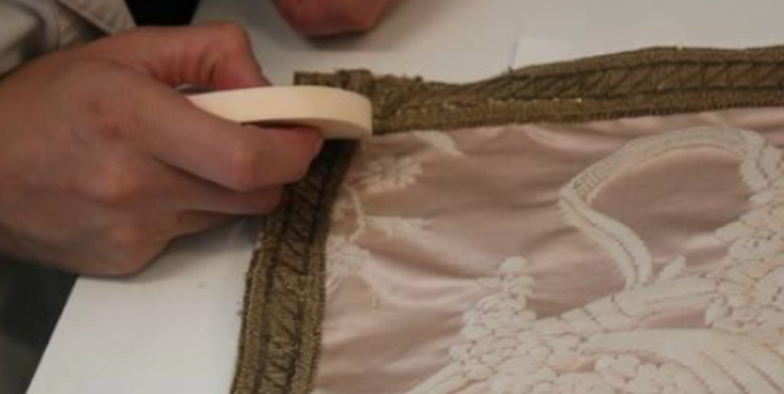 Imagen que documenta la intervencin del vestuario de la virgen nia