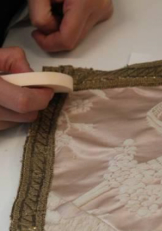 Imagen que documenta la intervencin del vestuario de la virgen nia