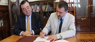 Patricio Crespo y Alan Trampe firman el convenio.