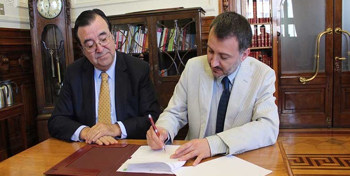 Patricio Crespo y Alan Trampe firman el convenio.