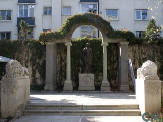 Imagen del monumento Área que señala ubicado en Avenida Pedro de Valdivia con Avenida Eliodoro Yáñez