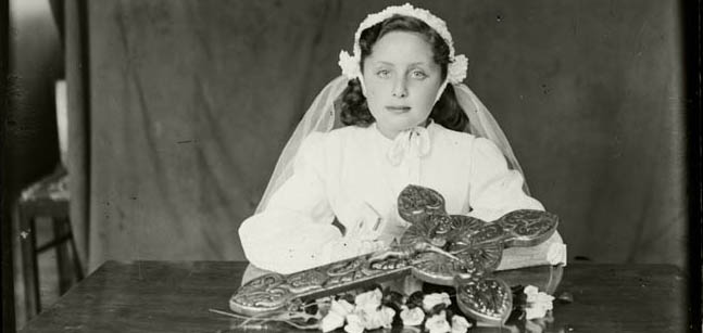 Niña en su primera comunión Niña en su primera comunión