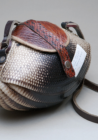 Cartera de piel quirquincho (reverso)