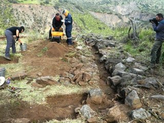 Excavando sitio inca en quebrada de Ramn. Al fondo, Santiago, noviembre de 2015
