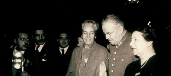 Gabriela Mistral junto a autoridades