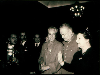 Gabriela Mistral junto a autoridades