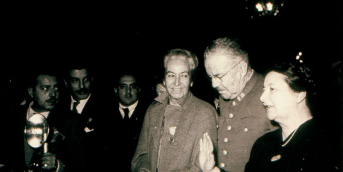 Gabriela Mistral junto a autoridades