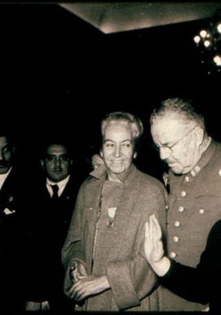 Gabriela Mistral junto a autoridades