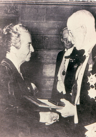 Gabriela Mistral recibiendo el Premio Nobel