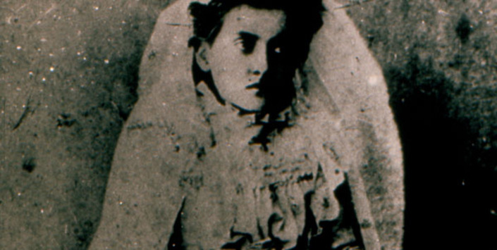 Retrato de Lucila Godoy Alcayaga