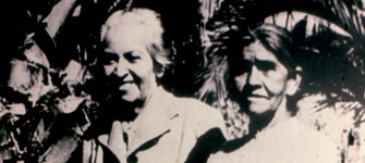 Gabriela Mistral junto a una amiga