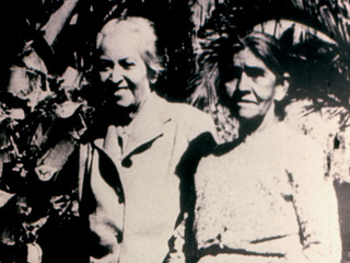 Gabriela Mistral junto a una amiga