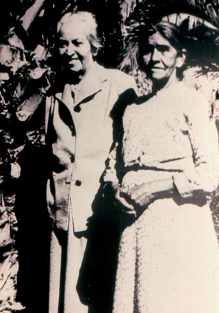 Gabriela Mistral junto a una amiga