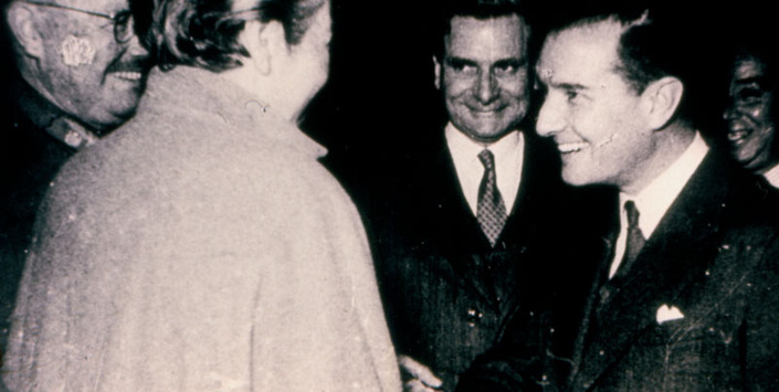 Gabriela Mistral junto a autoridades