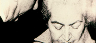 Gabriela Mistral recibe una condecoraci�n