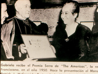 Gabriela Mistral recibe premio