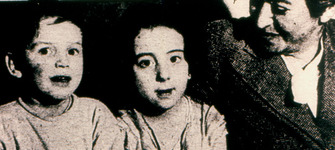 Gabriela Mistral junto a dos ni�os