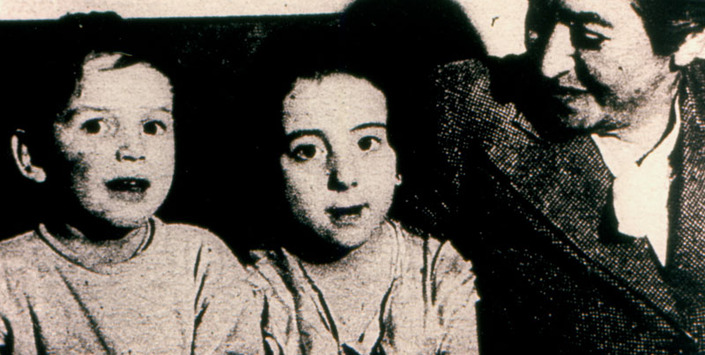 Gabriela Mistral junto a dos ni�os