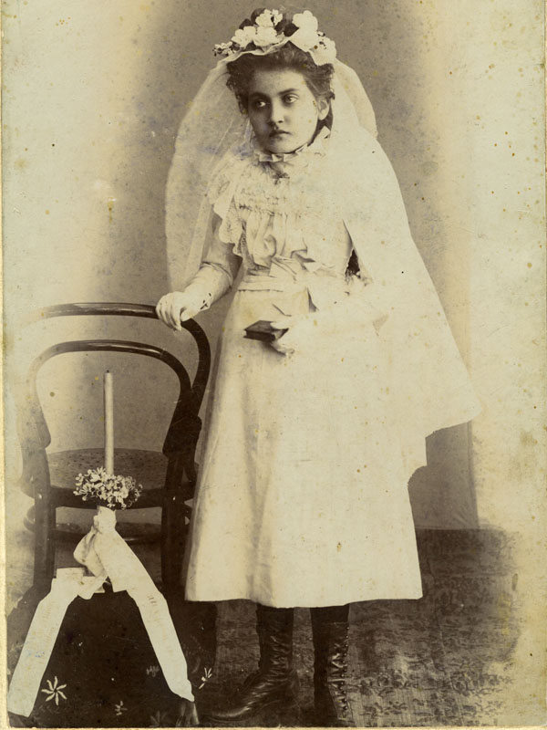 Retrato de Gabriela Mistral en su primera comunión Retrato de Gabriela Mistral en su primera comunión