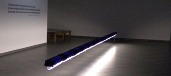 Detalle de obra en sala MNBA Plaza Vespucio