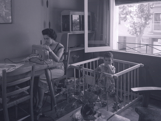 Mujer cosiendo a mquina, entre 1961 y 1970.Fotgrafo Antonio Quintana, coleccin Biblioteca Nacional