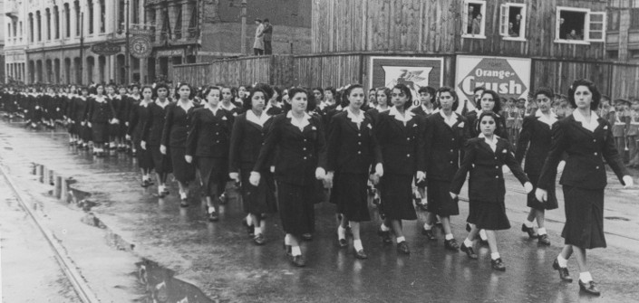 Desfile del Liceo de Niñas Nº 1 de Valparaíso. 21 de mayo 1950. Archivo Fotográfico Desfile del Liceo de Niñas Nº 1 de Valparaíso. 21 de mayo 1950. Archivo Fotográfico