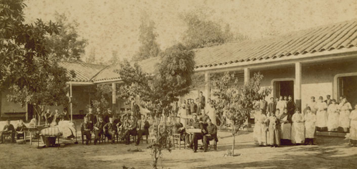 Foto original de médicos y pacientes en el en el Hospital San Borja. 1887. Colección de Fotografía. Museo Histórico Nacional Foto original de médicos y pacientes en el en el Hospital San Borja. 1887. Colección de Fotografía. Museo Histórico Nacional