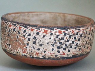 Puco de cermica policroma