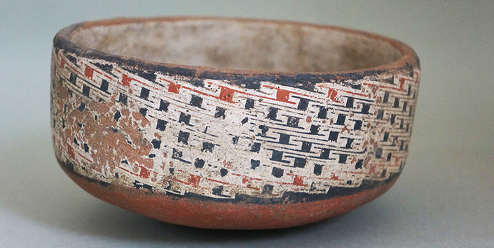 Puco de cermica policroma