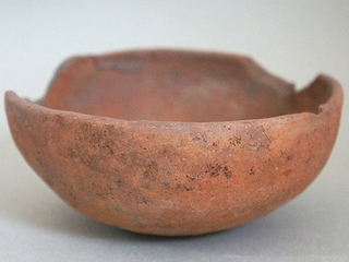 Plato de cermica monocroma