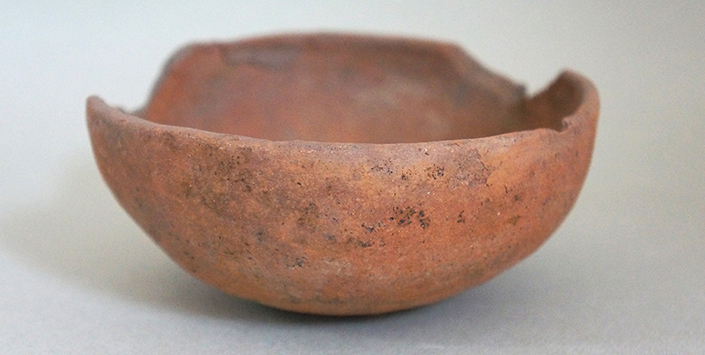 Plato de cermica monocroma