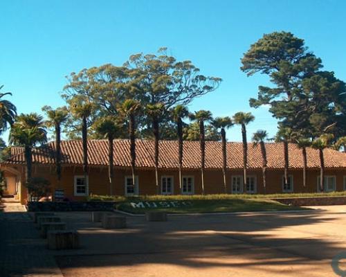 Imagen del monumento Casas patronales del Fundo Hualpén, ubicado en el Departamento de Talcahuano y el Parque adyacente a dichas casas.