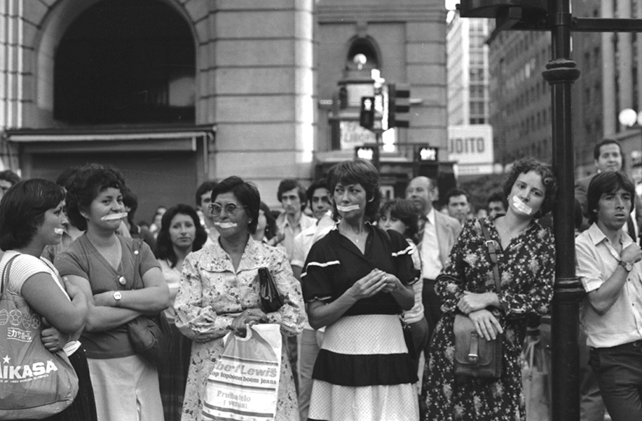 Mujeres por la Vida protestando contra la censura. Plaza de Armas, 1987. Mujeres por la Vida protestando contra la censura. Plaza de Armas, 1987.