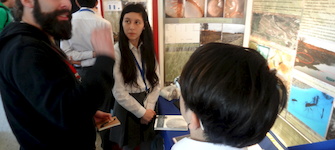 Leonardo Prez, Curador del rea de Paleontologa del MNHN, conversa con alumnos participantes de la Feria Cientfica 2016