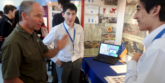 Alfredo Ugarte, jurado de la Feria Cientfica, conversa con los alumnos participantes.