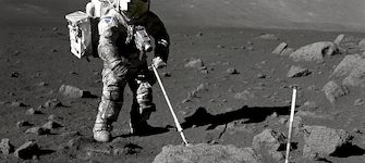 El astronauta Harrison Schmitt tomando muestras geolgicas en el sector Taurus-Littrow.