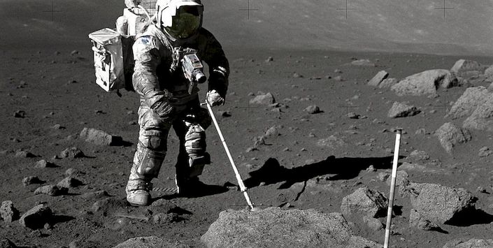 El astronauta Harrison Schmitt tomando muestras geolgicas en el sector Taurus-Littrow.