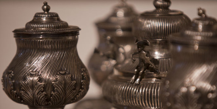 Escribana que perteneci a Domingo Santa Mara (detalle). Siglo XVIII. Coleccin Artes Decorativas y Escultura