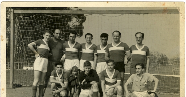 Grupo de fútbol en el Estadio Israelita de Santiago de Chile [fotografía]. [s.n., [ca. 1945].