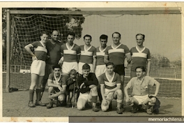 Grupo de fútbol en el Estadio Israelita de Santiago de Chile [fotografía]. [s.n., [ca. 1945].
