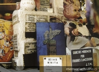 Pie de foto: Sin título. Placas de agradecimiento y muñeca