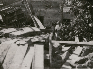 Casa destruida y mujer