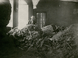 Hombre al interior de casa destruida