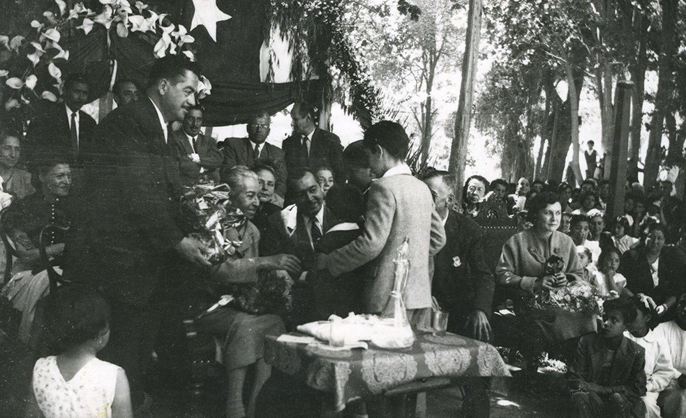 Gabriela Mistral saluda a los estudiantes de la Escuela Superior n. 1 de Nios de Vicua, 1954.