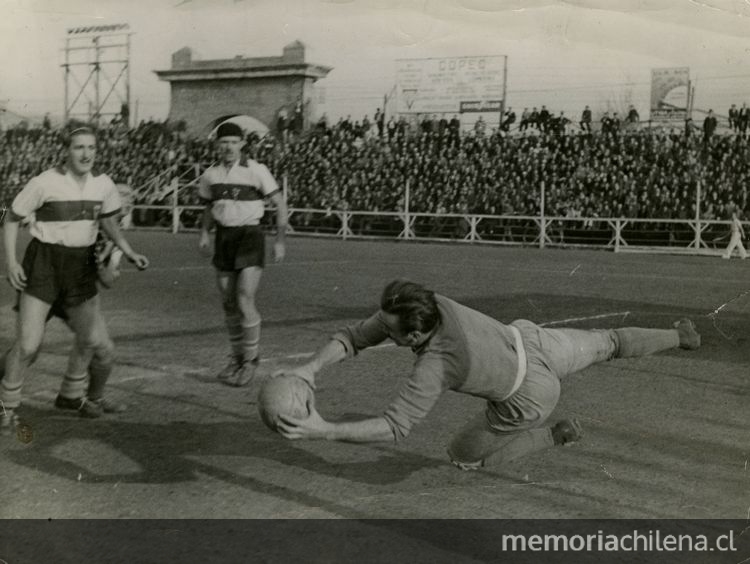 Sergio Livingstone atajando por Universidad Católica en el Estadio de Carabineros, c. 1940 Sergio Livingstone atajando por Universidad Católica en el Estadio de Carabineros, c. 1940