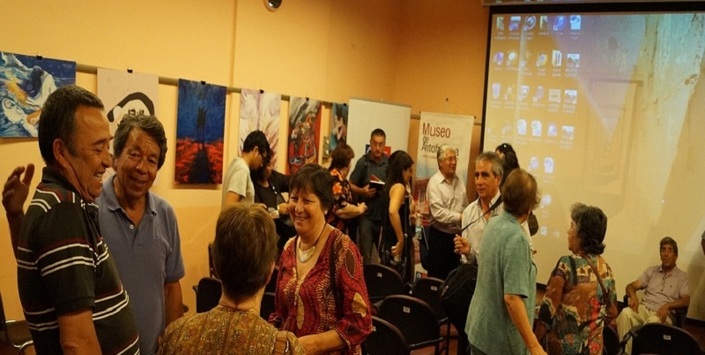 Asitentes y autores tras presentaci�n del Libro
