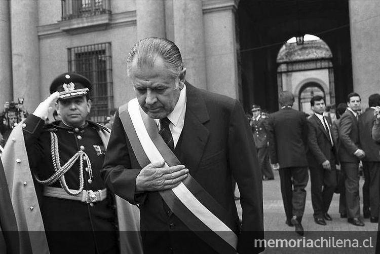 Pie de foto: El presidente Aylwin regresa a la moneda tras participar en el Tedeum, 18 de Septiembre de 1990. Pie de foto: El presidente Aylwin regresa a la moneda tras participar en el Tedeum, 18 de Septiembre de 1990.